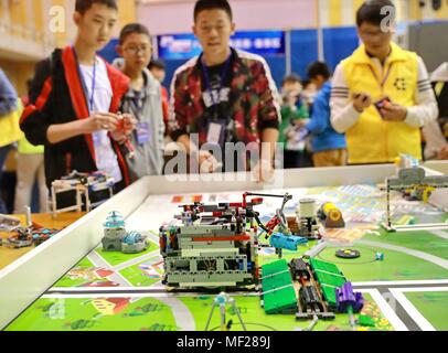 Shenzhen, Shenzhen, Chine. Apr 24, 2018. Shenzhen, Chine-jeunes participer à concours robot de Qinhuangdao, Province du Hebei en Chine du nord. Crédit : SIPA Asie/ZUMA/Alamy Fil Live News Banque D'Images