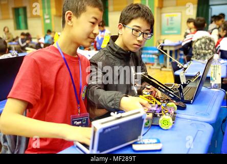 Shenzhen, Shenzhen, Chine. Apr 24, 2018. Shenzhen, Chine-jeunes participer à concours robot de Qinhuangdao, Province du Hebei en Chine du nord. Crédit : SIPA Asie/ZUMA/Alamy Fil Live News Banque D'Images