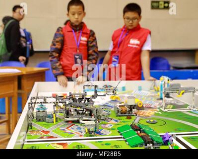 Shenzhen, Shenzhen, Chine. Apr 24, 2018. Shenzhen, Chine-jeunes participer à concours robot de Qinhuangdao, Province du Hebei en Chine du nord. Crédit : SIPA Asie/ZUMA/Alamy Fil Live News Banque D'Images