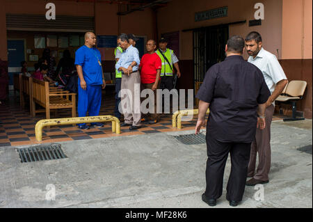 Kuala Lumpur, Malaisie. Apr 24, 2018. Amis(R) de professeur palestinien Fadi Mohammad al-Batsh qui a été tué dans un drive-by shooting le 21 avril, les feuilles de l'investigation de l'hôpital Selayang à Kuala Lumpur le 24 avril 2018. Ses parents espèrent pour déplacer son corps pour la Palestine. Un chercheur palestinien et une conférence de l'Universiti Kuala Lumpur Malaisie britannique Institute , Fadi Mohammad al-Batsh(35) a été abattu le 21 avril, le samedi par deux agresseurs dans le capital de la Malaisie, Kuala Lumpur. Fadi al-Batsh universitaire palestinien et est membre du Hamas. Crédit : Chris JUNG/Alamy Live News Banque D'Images