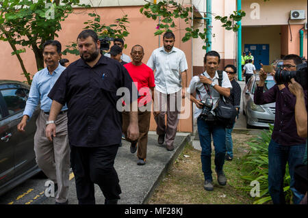 Kuala Lumpur, Malaisie. Apr 24, 2018. Amis(L) de professeur palestinien Fadi Mohammad al-Batsh qui a été tué dans un drive-by shooting le 21 avril, les feuilles de l'investigation de l'hôpital Selayang à Kuala Lumpur le 24 avril 2018. Ses parents espèrent pour déplacer son corps pour la Palestine. Un chercheur palestinien et une conférence de l'Universiti Kuala Lumpur Malaisie britannique Institute , Fadi Mohammad al-Batsh(35) a été abattu le 21 avril, le samedi par deux agresseurs dans le capital de la Malaisie, Kuala Lumpur. Fadi al-Batsh universitaire palestinien et est membre du Hamas. Crédit : Chris JUNG/Alamy Live News Banque D'Images