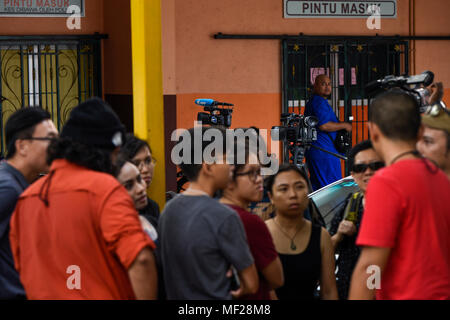 Kuala Lumpur, Malaisie. Apr 24, 2018. Appuyez sur sont stand by à l'extérieur de l'hôpital de la criminalistique Selayang à Kuala Lumpur le 24 avril 2018. Un chercheur palestinien et une conférence de l'Universiti Kuala Lumpur Malaisie britannique Institute , Fadi Mohammad al-Batsh(35) a été abattu le 21 avril, le samedi par deux agresseurs dans le capital de la Malaisie, Kuala Lumpur. Fadi al-Batsh universitaire palestinien et est membre du Hamas. Crédit : Chris JUNG/Alamy Live News Banque D'Images