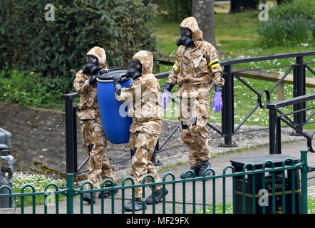 Salisbury, Wiltshire, Royaume-Uni. Apr 24, 2018. Soldats dans les appareils respiratoires de remplacement du pavage où l'espion russe Sergueï Skripal et sa fille s'est effondrée après leur attaque d'agents neurotoxiques. Finnbarr Crédit : Webster/Alamy Live News Banque D'Images