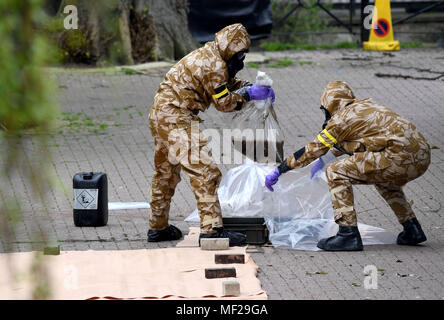 Salisbury, Wiltshire, Royaume-Uni. Apr 24, 2018. Soldats dans les appareils respiratoires de remplacement du pavage où l'espion russe Sergueï Skripal et sa fille s'est effondrée après leur attaque d'agents neurotoxiques. Finnbarr Crédit : Webster/Alamy Live News Banque D'Images