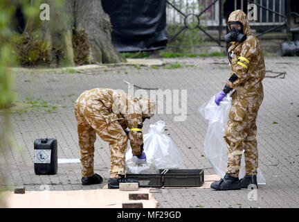 Salisbury, Wiltshire, Royaume-Uni. Apr 24, 2018. Soldats dans les appareils respiratoires de remplacement du pavage où l'espion russe Sergueï Skripal et sa fille s'est effondrée après leur attaque d'agents neurotoxiques. Finnbarr Crédit : Webster/Alamy Live News Banque D'Images