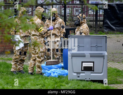 Salisbury, Wiltshire, Royaume-Uni. Apr 24, 2018. Soldats dans les appareils respiratoires de remplacement du pavage où l'espion russe Sergueï Skripal et sa fille s'est effondrée après leur attaque d'agents neurotoxiques. Finnbarr Crédit : Webster/Alamy Live News Banque D'Images