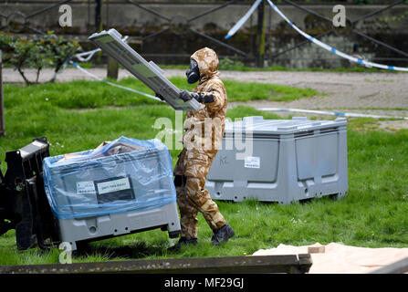 Salisbury, Wiltshire, Royaume-Uni. Apr 24, 2018. Soldats dans les appareils respiratoires de remplacement du pavage où l'espion russe Sergueï Skripal et sa fille s'est effondrée après leur attaque d'agents neurotoxiques. Finnbarr Crédit : Webster/Alamy Live News Banque D'Images