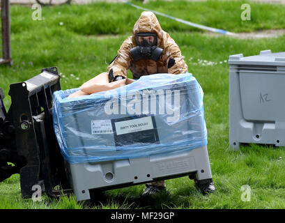 Salisbury, Wiltshire, Royaume-Uni. Apr 24, 2018. Soldats dans les appareils respiratoires de remplacement du pavage où l'espion russe Sergueï Skripal et sa fille s'est effondrée après leur attaque d'agents neurotoxiques. Finnbarr Crédit : Webster/Alamy Live News Banque D'Images