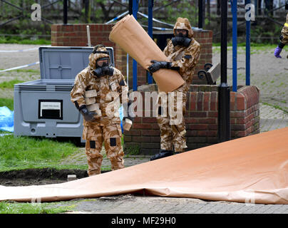 Salisbury, Wiltshire, Royaume-Uni. Apr 24, 2018. Soldats dans les appareils respiratoires de remplacement du pavage où l'espion russe Sergueï Skripal et sa fille s'est effondrée après leur attaque d'agents neurotoxiques. Finnbarr Crédit : Webster/Alamy Live News Banque D'Images