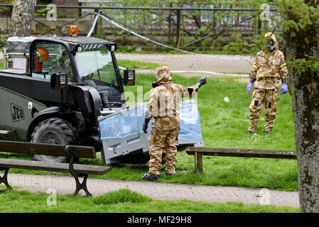 Salisbury, Wiltshire, Royaume-Uni. Apr 24, 2018. Soldats dans les appareils respiratoires de remplacement du pavage où l'espion russe Sergueï Skripal et sa fille s'est effondrée après leur attaque d'agents neurotoxiques. Finnbarr Crédit : Webster/Alamy Live News Banque D'Images