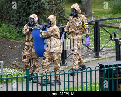 Salisbury, Wiltshire, Royaume-Uni. Apr 24, 2018. Soldats dans les appareils respiratoires de remplacement du pavage où l'espion russe Sergueï Skripal et sa fille s'est effondrée après leur attaque d'agents neurotoxiques. Finnbarr Crédit : Webster/Alamy Live News Banque D'Images