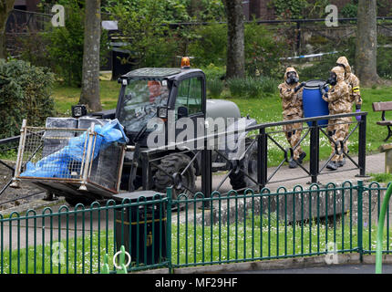 Salisbury, Wiltshire, Royaume-Uni. Apr 24, 2018. Soldats dans les appareils respiratoires de remplacement du pavage où l'espion russe Sergueï Skripal et sa fille s'est effondrée après leur attaque d'agents neurotoxiques. Finnbarr Crédit : Webster/Alamy Live News Banque D'Images