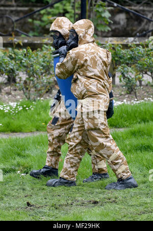 Salisbury, Wiltshire, Royaume-Uni. Apr 24, 2018. Soldats dans les appareils respiratoires de remplacement du pavage où l'espion russe Sergueï Skripal et sa fille s'est effondrée après leur attaque d'agents neurotoxiques. Finnbarr Crédit : Webster/Alamy Live News Banque D'Images