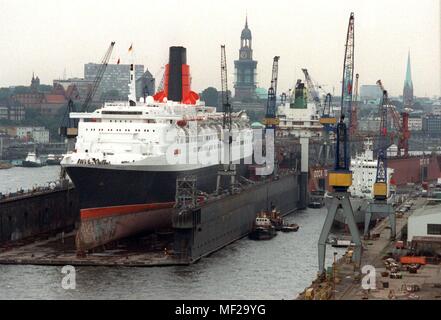 Les Anglais Lusxus "navire de croisière Queen Elizabeth II" se trouve sur le 08.09.1992 dans le deuxième plus grand dock flottant dans le monde dans le chantier naval Blohm & Voss à Hambourg. Le paquebot de luxe s'était échoué sur deux rochers au large de la côte est des Etats-Unis le 7 août et a été gravement endommagé. Après un sceau provisoire dans une cale sèche à Boston, le navire à passagers est actuellement en restauration au chantier naval de Hambourg. Chantiers navals du monde entier ont fait un effort d'environ 50 millions de marks. Les travaux de réparation devraient se terminer d'ici 04.10.1992 jusqu'au prochain voyage prévu. Dans le monde d'utilisation | Banque D'Images