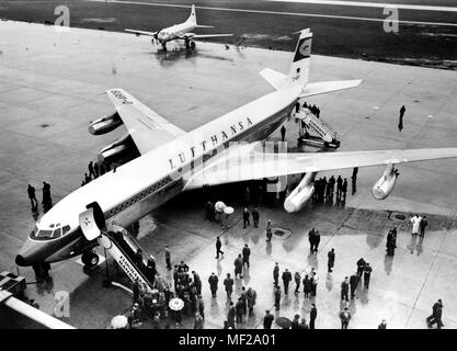 Avec l'arrivée de ce Boeing 707-430 (D-ABOB) à la Hamburg Fuhlsbuttel Aéroport sur 02.03.1960, la compagnie aérienne allemande Lufthansa a obtenu son premier jet, avec lequel il a introduit l'âge de Dusenflugzeuge dans leur flotte. Photo : Lufthansa (c) afp - Rapport d'utilisation dans le monde entier | Banque D'Images