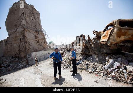 24 avril 2018, l'Irak, Mossoul : Police obtenir un emplacement à côté d'une mosquée détruite par l'État islamique. Le ministre du Développement allemand Gerd Mueller, de l'Union chrétienne sociale (CSU) est à l'Iraq de s'informer sur la reconstruction de ses villes détruites. Photo : Kay Nietfeld/dpa Banque D'Images