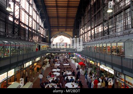 En tant que carte en verre et acier, le foyer de la gare centrale de Hambourg se présente, qui brille après deux ans et demi de construction au moment de commencer le train à grande vitesse ICE en nouvelle splendeur. Photo prise le 30 mai 1991. Dans le monde d'utilisation | Banque D'Images