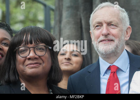 London UK. 24 avril 2018. Shadow Home Secretary Dianne Abbott et leader travailliste Jeremy Corbyn assister à une cérémonie à la place du Parlement à l'occasion du dévoilement de la statue créée par l'artiste Gillian wearing pour suffragette Millicent Fawcett leader qui a fait campagne pour les droits des femmes Crédit : amer ghazzal/Alamy Live News Banque D'Images