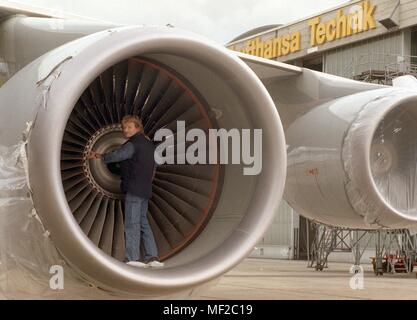 Un mécanicien est debout sur du 14.9.1998 dans l'énorme éolienne d'un jumbo jet en face de la Lufthansa à l'aéroport Berlin-Schonefeld chantier naval. Deutsche Lufthansa a mis en place une installation d'essais pour les moteurs à Berlin-Schonefeld et créé 50 postes de travail. Selon l'entreprise, Lufthansa Technik à Schönefeld est déjà au service de clients internationaux. Dans la zone de maintenance, elle travaille pour Deutsche BA, Air Berlin, Allemagne et Hapag Lloyd et la Croatie. En outre, l'aéroport dispose d'un centre pour la maintenance et la réparation d'appareils Boeing 737. En outre, l'entretien courant a été réalisé sur t Banque D'Images