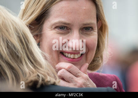 Londres, Royaume-Uni. 24 avril, 2018. Secrétaire du Home Office conservateur, Ambre Rudd MP, assiste à la cérémonie de dévoilement de Millicent Fawcett dans la place du Parlement. La première statue d'une femme à la place du Parlement se joint à la gamme de personnages masculins pour marquer le centenaire du vote des femmes en Grande-Bretagne - deux ans après la campagne pour obtenir la représentation des femmes à l'extérieur du palais de Westminster a commencé. Crédit : Guy Josse/Alamy Live News Banque D'Images