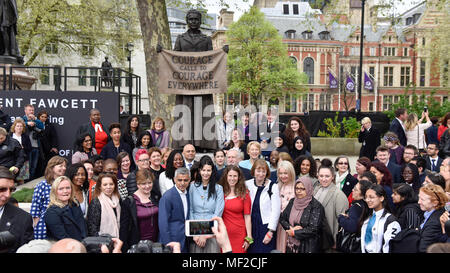 Londres, Royaume-Uni. 24 avril 2018. Une photo de groupe y compris (4L) Sadiq Khan, Maire de Londres, (5e L) artiste Gillian Wearing et (6e L rouge robe) Caroline Criado Perez et (2ème rang au centre) Jeremy Corbyn, dirigeant syndical, à l'inauguration d'une statue de suffragette Millicent Fawcett dans la place du Parlement. Le moulage en bronze, créée par l'artiste Gillian Wearing, affiche une bannière de la lecture du texte "courage courage pour appeler partout', est la première statue de femme à être érigée en place du Parlement. Crédit : Stephen Chung / Alamy Live News Banque D'Images