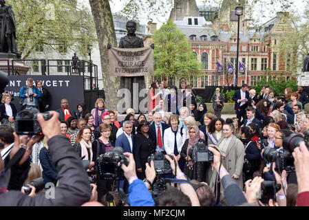 Londres, Royaume-Uni. 24 avril 2018. Une photo de groupe notamment Sadiq Kha, Diane Abbott, une Jeremy Corbyn et Harriet Harman à l'inauguration d'une statue de suffragette Millicent Fawcett dans la place du Parlement. Le moulage en bronze, créée par l'artiste Gillian Wearing, affiche une bannière de la lecture du texte "courage courage pour appeler partout', est la première statue de femme à être érigée en place du Parlement et a été commandée dans le cadre de cette année, le centenaire de la 1918 Loi sur la représentation du peuple, en donnant certaines femmes âgés de plus de 30 ans le droit de vote. Crédit : Stephen Chung / Alamy Live News Banque D'Images