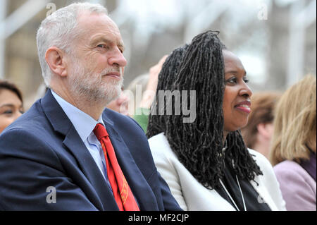 Londres, Royaume-Uni. 24 avril 2018. (L à R) Jeremy Corbyn, dirigeant syndical, et l'aube Butler pour l'inauguration d'une statue de suffragette Millicent Fawcett dans la place du Parlement. Le moulage en bronze, créée par l'artiste Gillian Wearing, affiche une bannière de la lecture du texte "courage courage pour appeler partout', est la première statue de femme à être érigée en place du Parlement et a été commandée dans le cadre de cette année, le centenaire de la 1918 Loi sur la représentation du peuple, en donnant certaines femmes âgés de plus de 30 ans le droit de vote. Crédit : Stephen Chung / Alamy Live News Banque D'Images