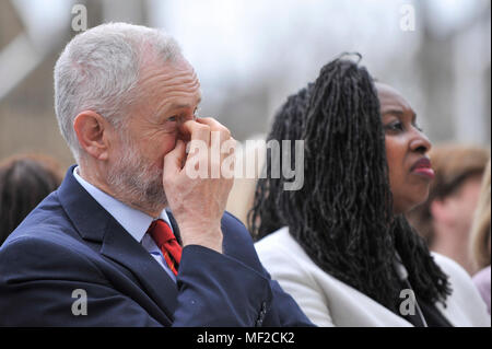 Londres, Royaume-Uni. 24 avril 2018. (L à R) Jeremy Corbyn, dirigeant syndical, et l'aube Butler pour l'inauguration d'une statue de suffragette Millicent Fawcett dans la place du Parlement. Le moulage en bronze, créée par l'artiste Gillian Wearing, affiche une bannière de la lecture du texte "courage courage pour appeler partout', est la première statue de femme à être érigée en place du Parlement et a été commandée dans le cadre de cette année, le centenaire de la 1918 Loi sur la représentation du peuple, en donnant certaines femmes âgés de plus de 30 ans le droit de vote. Crédit : Stephen Chung / Alamy Live News Banque D'Images