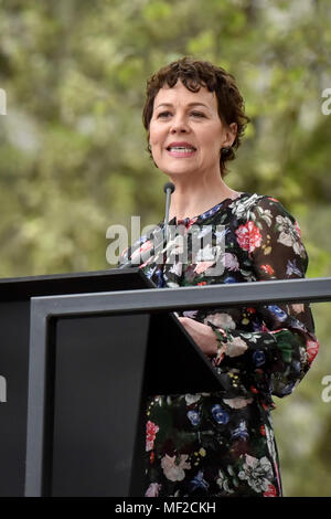 Londres, Royaume-Uni. 24 avril 2018. Helen McCrory, actrice, prend la parole à l'inauguration d'une statue de suffragette Millicent Fawcett dans la place du Parlement. Le moulage en bronze, créée par l'artiste Gillian Wearing, affiche une bannière de la lecture du texte "courage courage pour appeler partout', est la première statue de femme à être érigée en place du Parlement et a été commandée dans le cadre de cette année, le centenaire de la 1918 Loi sur la représentation du peuple, en donnant certaines femmes âgés de plus de 30 ans le droit de vote. Crédit : Stephen Chung / Alamy Live News Banque D'Images