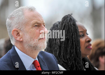 Londres, Royaume-Uni. 24 avril 2018. (L à R) Jeremy Corbyn, dirigeant syndical, et l'aube Butler pour l'inauguration d'une statue de suffragette Millicent Fawcett dans la place du Parlement. Le moulage en bronze, créée par l'artiste Gillian Wearing, affiche une bannière de la lecture du texte "courage courage pour appeler partout', est la première statue de femme à être érigée en place du Parlement et a été commandée dans le cadre de cette année, le centenaire de la 1918 Loi sur la représentation du peuple, en donnant certaines femmes âgés de plus de 30 ans le droit de vote. Crédit : Stephen Chung / Alamy Live News Banque D'Images