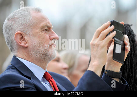 Londres, Royaume-Uni. 24 avril 2018. Jeremy Corbyn, chef syndical, prend une photo à l'occasion du dévoilement de la statue de suffragette Millicent Fawcett dans la place du Parlement. Le moulage en bronze, créée par l'artiste Gillian Wearing, affiche une bannière de la lecture du texte "courage courage pour appeler partout', est la première statue de femme à être érigée en place du Parlement et a été commandée dans le cadre de cette année, le centenaire de la 1918 Loi sur la représentation du peuple, en donnant certaines femmes âgés de plus de 30 ans le droit de vote. Crédit : Stephen Chung / Alamy Live News Banque D'Images