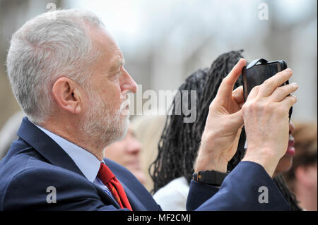 Londres, Royaume-Uni. 24 avril 2018. Jeremy Corbyn, chef syndical, prend une photo à l'occasion du dévoilement de la statue de suffragette Millicent Fawcett dans la place du Parlement. Le moulage en bronze, créée par l'artiste Gillian Wearing, affiche une bannière de la lecture du texte "courage courage pour appeler partout', est la première statue de femme à être érigée en place du Parlement et a été commandée dans le cadre de cette année, le centenaire de la 1918 Loi sur la représentation du peuple, en donnant certaines femmes âgés de plus de 30 ans le droit de vote. Crédit : Stephen Chung / Alamy Live News Banque D'Images