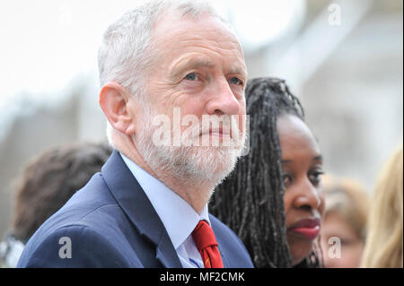 Londres, Royaume-Uni. 24 avril 2018. (L à R) Jeremy Corbyn, dirigeant syndical, et l'aube Butler pour l'inauguration d'une statue de suffragette Millicent Fawcett dans la place du Parlement. Le moulage en bronze, créée par l'artiste Gillian Wearing, affiche une bannière de la lecture du texte "courage courage pour appeler partout', est la première statue de femme à être érigée en place du Parlement et a été commandée dans le cadre de cette année, le centenaire de la 1918 Loi sur la représentation du peuple, en donnant certaines femmes âgés de plus de 30 ans le droit de vote crédit : Stephen Chung / Alamy Live News Banque D'Images