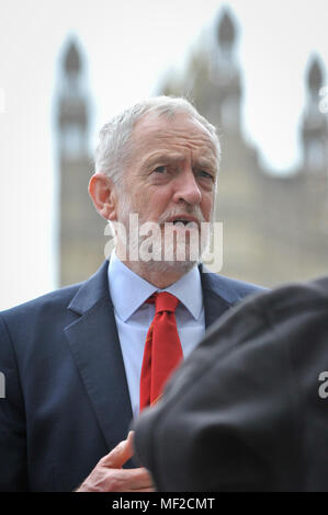 Londres, Royaume-Uni. 24 avril 2018. Jeremy Corbyn, chef syndical, arrive pour l'inauguration d'une statue de suffragette Millicent Fawcett dans la place du Parlement. Le moulage en bronze, créée par l'artiste Gillian Wearing, affiche une bannière de la lecture du texte "courage courage pour appeler partout', est la première statue de femme à être érigée en place du Parlement et a été commandée dans le cadre de cette année, le centenaire de la 1918 Loi sur la représentation du peuple, en donnant certaines femmes âgés de plus de 30 ans le droit de vote. Crédit : Stephen Chung / Alamy Live News Banque D'Images