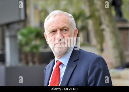 Londres, Royaume-Uni. 24 avril 2018. Jeremy Corbyn, chef syndical, arrive pour l'inauguration d'une statue de suffragette Millicent Fawcett dans la place du Parlement. Le moulage en bronze, créée par l'artiste Gillian Wearing, affiche une bannière de la lecture du texte "courage courage pour appeler partout', est la première statue de femme à être érigée en place du Parlement et a été commandée dans le cadre de cette année, le centenaire de la 1918 Loi sur la représentation du peuple, en donnant certaines femmes âgés de plus de 30 ans le droit de vote. Crédit : Stephen Chung / Alamy Live News Banque D'Images