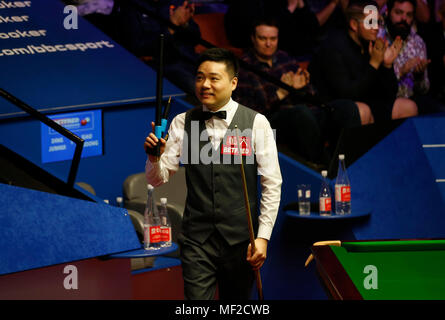 Sheffield. Apr 24, 2018. Ding Junhui de Chine réagit après avoir remporté le premier match contre son compatriote Xiao Guodong au World Snooker Championship 2018 au théâtre Crucible à Sheffield, Angleterre le 24 avril 2018. Credit : Craig Brough/Xinhua/Alamy Live News Banque D'Images