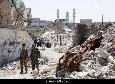 24 avril 2018, l'Irak, Mossoul : soldats sécuriser un emplacement à côté d'une mosquée détruite par l'État islamique. Le ministre du Développement allemand Gerd Mueller, de l'Union chrétienne sociale (CSU) est à l'Iraq de s'informer sur la reconstruction de ses villes détruites. Photo : Kay Nietfeld/dpa Banque D'Images