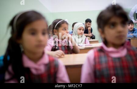 24 avril 2018, l'Irak, Mossoul : Enfants dans une école qui a été détruite par l'État islamique. Le ministre du Développement allemand Gerd Mueller, de l'Union chrétienne sociale (CSU) est à l'Iraq de s'informer sur la reconstruction de ses villes détruites. Photo : Kay Nietfeld/dpa Banque D'Images