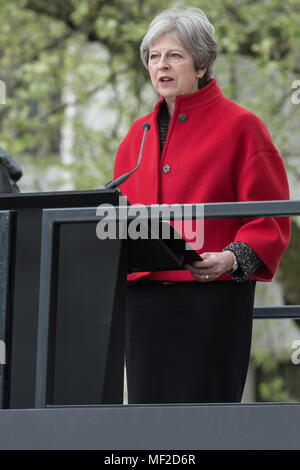 Londres, Royaume-Uni. 24 avril, 2018. Theresa peut parle au cours de la cérémonie de dévoilement de Millicent Fawcett dans la place du Parlement. La première statue d'une femme à la place du Parlement se joint à la gamme de personnages masculins pour marquer le centenaire du vote des femmes en Grande-Bretagne - deux ans après la campagne pour obtenir la représentation des femmes à l'extérieur du palais de Westminster a commencé. Crédit : Guy Josse/Alamy Live News Banque D'Images