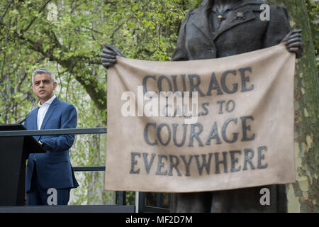 Londres, Royaume-Uni. 24 avril, 2018. Maire de Londres, Sadiq Khan, parle au cours de la cérémonie de dévoilement de Millicent Fawcett dans la place du Parlement. La première statue d'une femme à la place du Parlement se joint à la gamme de personnages masculins pour marquer le centenaire du vote des femmes en Grande-Bretagne - deux ans après la campagne pour obtenir la représentation des femmes à l'extérieur du palais de Westminster a commencé. Crédit : Guy Josse/Alamy Live News Banque D'Images