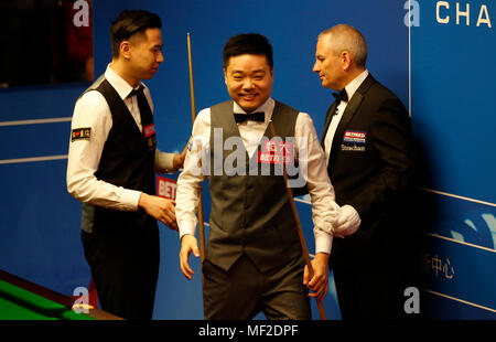 Sheffield. Apr 24, 2018. Ding Junhui (C) de la Chine réagit après avoir remporté le premier match contre son compatriote Xiao Guodong au World Snooker Championship 2018 au théâtre Crucible à Sheffield, Angleterre le 24 avril 2018. Credit : Craig Brough/Xinhua/Alamy Live News Banque D'Images