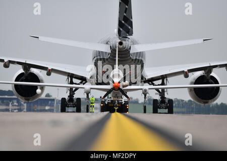 24 avril 2018, l'Allemagne, Schönefeld : un avion à hélice de la 'Grob' type (avant) et d'un Airbus A350 modernes arrivent à l'ILA. À l'Exposition internationale de l'Aviation 2018 ILA environ 200 avions sont présentés. Les organisateurs comptent avec plus de 150 000 visiteurs. L'ILA a lieu du 25 au 29 avril 2018. Photo : Ralf Hirschberger/dpa Banque D'Images