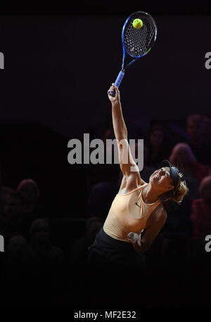 24 avril 2018, Allemagne, Stuttgart : Tennis : WTA-Tour - Stuttgart, des célibataires, des femmes : Maria Scharapowa servant de la Russie contre Garcia de la France. Photo : Marijan Murat/dpa Banque D'Images