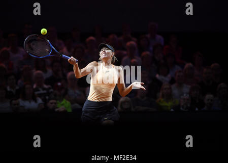 24 avril 2018, Allemagne, Stuttgart : Tennis : WTA-Tour - Stuttgart, des célibataires, des femmes : Maria Scharapowa de Russie sert un revers contre Garcia de la France. Photo : Marijan Murat/dpa Banque D'Images