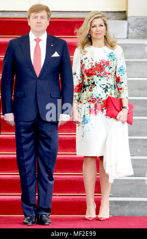 Den Haag, Pays-Bas. Apr 24, 2018. Le roi Willem-Alexander et La Reine Máxima des Pays-Bas au Palais de Noordeinde à La Haye, le 24 avril 2018, à la cérémonie de bienvenue et la photo officielle sur les 1 jours de la visite officielle du Président du Mexique Crédit : Albert Nieboer/Pays-Bas/Point de vue - pas de câble · SERVICE Crédit : Albert Nieboer/Royal Press Europe/PRE/dpa/Alamy Live News Banque D'Images