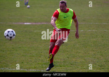 Llanelli Ville striker Lee Trundle se réchauffe avant de kick off. Port Talbot Town 1-3 Llanelli Ville. 21/4/18. Banque D'Images