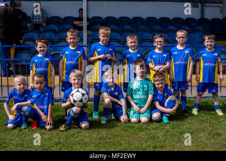 Port Talbot Town Academy u'8s entraîner les équipes avant le coup d'envoi. Port Talbot Town 1-3 Llanelli Ville. 21/4/18. Banque D'Images