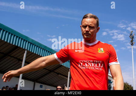 Llanelli Ville Striker Lee Trundle prend sur le terrain avant le coup d'arrêt. Port Talbot Town 1-3 Llanelli Ville. 21/4/18. Banque D'Images