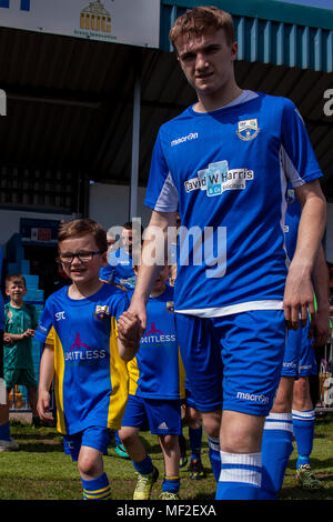 Port Talbot Town Academy u'8s entraîner les équipes avant le coup d'envoi. Port Talbot Town 1-3 Llanelli Ville. 21/4/18. Banque D'Images