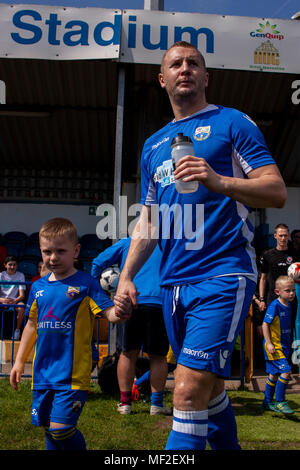 Port Talbot Town Academy u'8s entraîner les équipes avant le coup d'envoi. Port Talbot Town 1-3 Llanelli Ville. 21/4/18. Banque D'Images